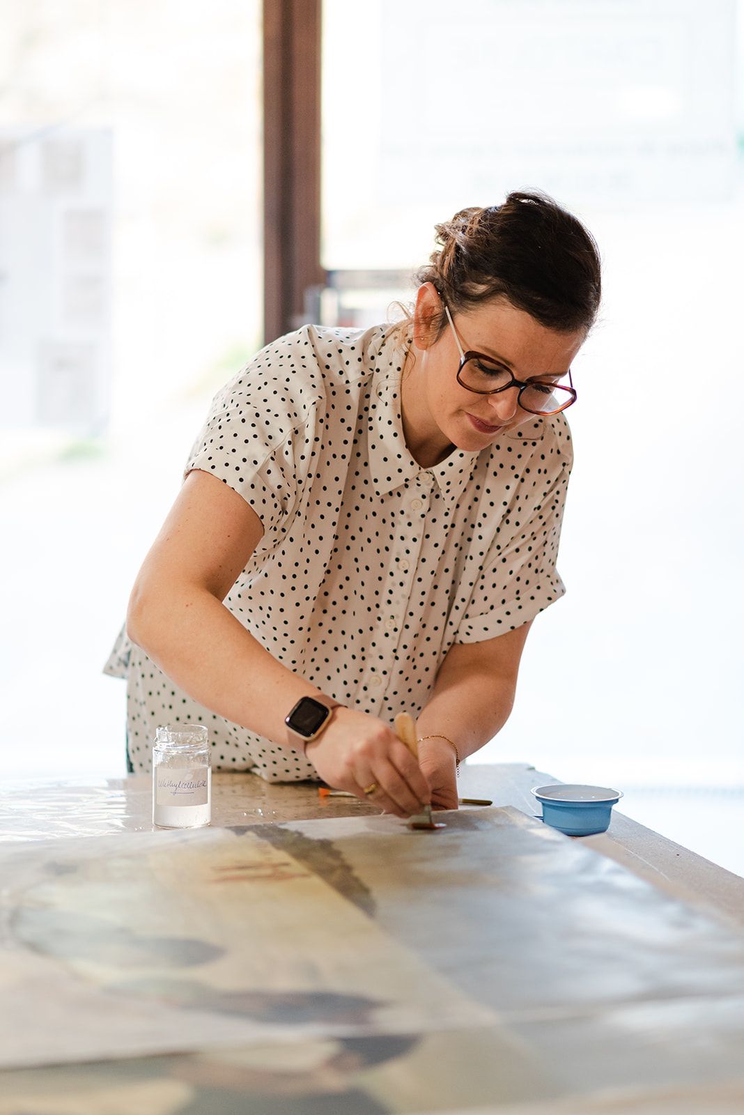 Caroline Dinet dans son atelier